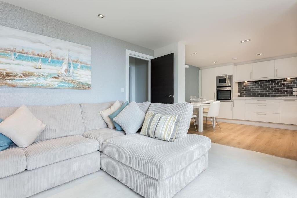 Stunning 2 Bed Apartment, Fabulous Sea View & 2 Minutes To Beach With Parking Bornemouth Extérieur photo
