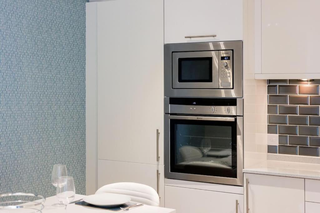 Stunning 2 Bed Apartment, Fabulous Sea View & 2 Minutes To Beach With Parking Bornemouth Extérieur photo