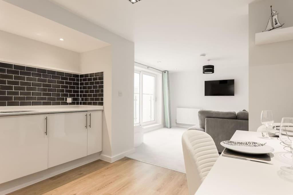 Stunning 2 Bed Apartment, Fabulous Sea View & 2 Minutes To Beach With Parking Bornemouth Extérieur photo