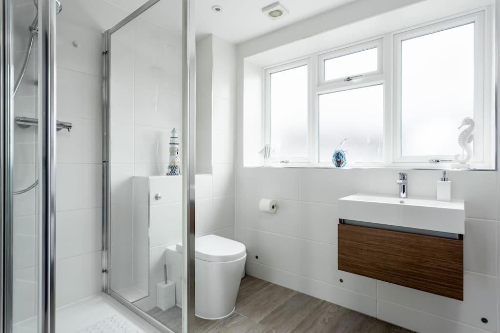 Stunning 2 Bed Apartment, Fabulous Sea View & 2 Minutes To Beach With Parking Bornemouth Extérieur photo