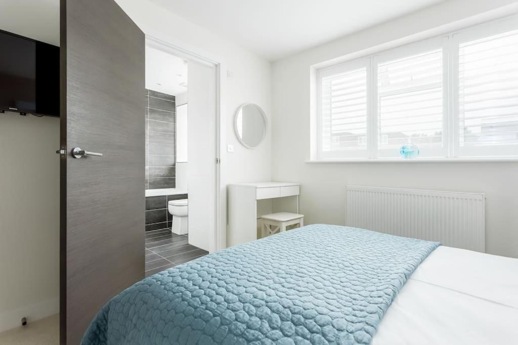 Stunning 2 Bed Apartment, Fabulous Sea View & 2 Minutes To Beach With Parking Bornemouth Extérieur photo