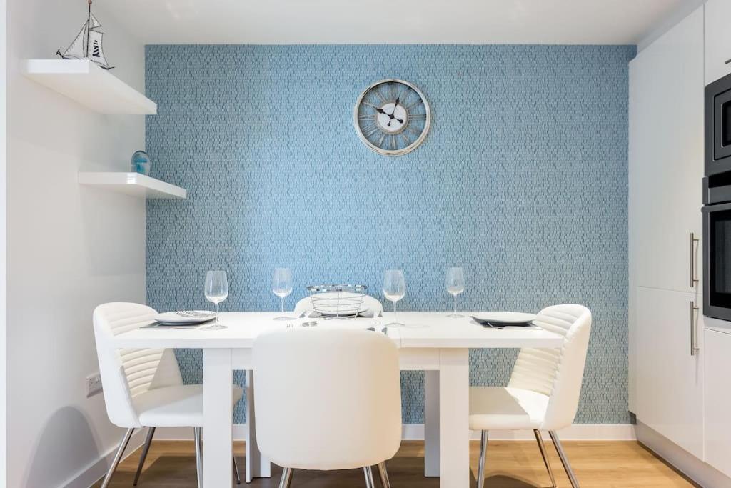 Stunning 2 Bed Apartment, Fabulous Sea View & 2 Minutes To Beach With Parking Bornemouth Extérieur photo