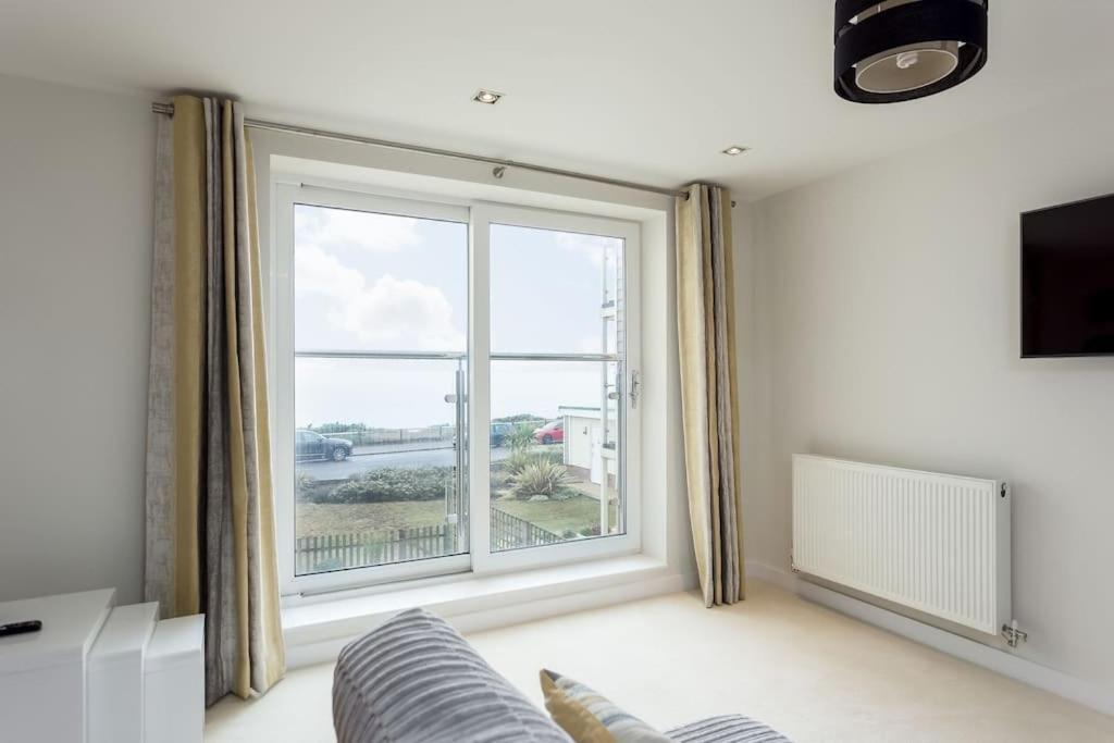 Stunning 2 Bed Apartment, Fabulous Sea View & 2 Minutes To Beach With Parking Bornemouth Extérieur photo